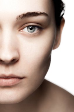 Beyaz arka plana karşı güzel bir genç kadının stüdyo portresini kapat.