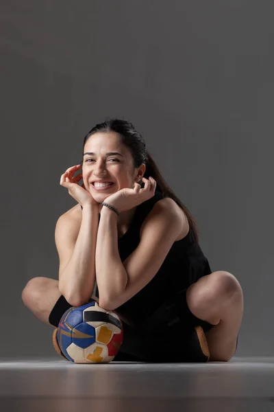 Jugador Balonmano Sentado Suelo Chica Posando Con Pelota Haciendo Expresiones —  Fotos de Stock