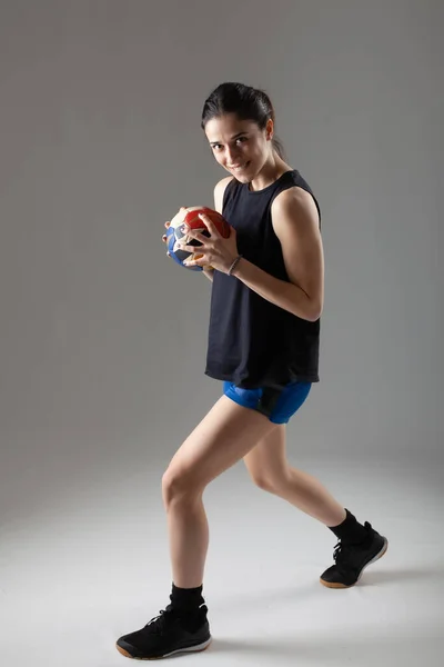 Handbalspeler Poseren Lichtgrijze Achtergrond Meisje Poseren Met Bal — Stockfoto