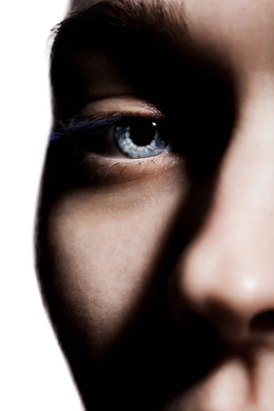 Close Πορτρέτο Στούντιο Μάτι Σκούρες Σκιές Μιας Όμορφης Νεαρής Γυναίκας — Φωτογραφία Αρχείου
