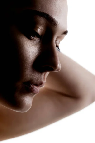 Estúdio Escuro Retrato Uma Bela Jovem Mulher Contra Backgroung Branco — Fotografia de Stock