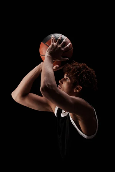 Профессиональный Баскетболист Держит Мяч Черном Фоне Серьезный Концентрированный Африканский Американец — стоковое фото
