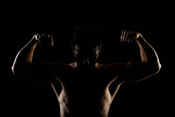 Sílhueta Homem Caucasiano Musculoso Com Iluminação Lateral Atleta Posando Contra — Fotografia de Stock