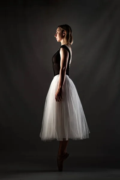 Bailarina Con Vestido Blanco Top Negro Posando Sobre Fondo Gris — Foto de Stock