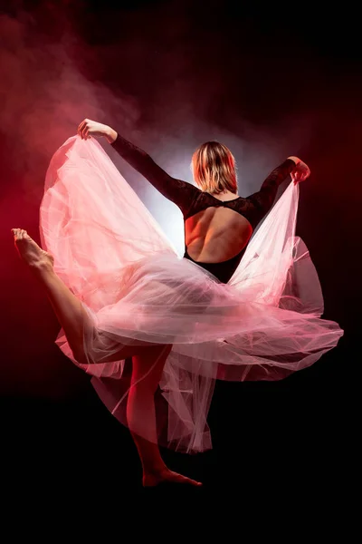 Bailarina Com Vestido Branco Top Preto Posando Fundo Fumaça Vermelha — Fotografia de Stock