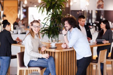 Kafe barındaki insanlar. Eğleniyorum. Konuşmalar. Toplantılar. Sıradan ve resmi kıyafetler..