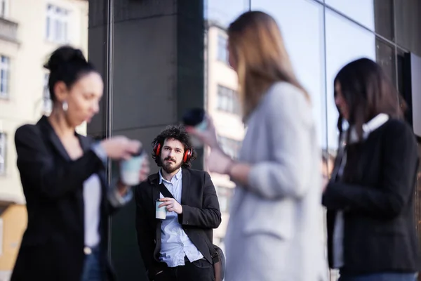 Gente Negocios Tomando Café Aire Libre Las Niñas Gossping Hombre — Foto de Stock