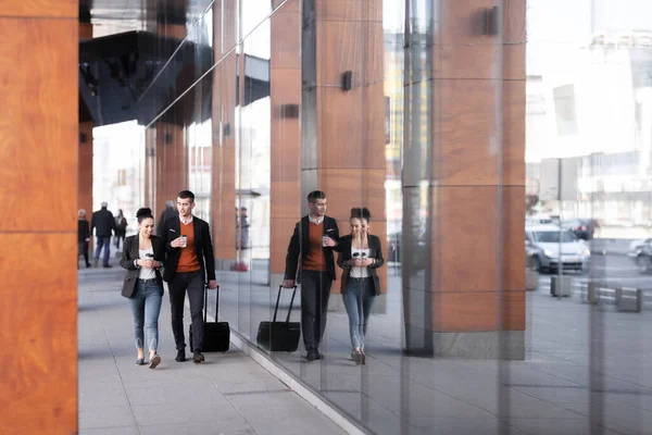 Hombre Mujer Negocios Caminando Tomando Café Empresarios Que Viajan Juntos — Foto de Stock