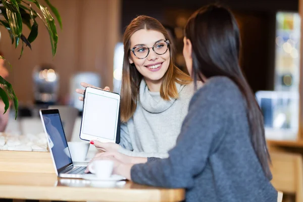 Dos Chicas Café Con Una Tableta Ordenador Portátil — Foto de Stock