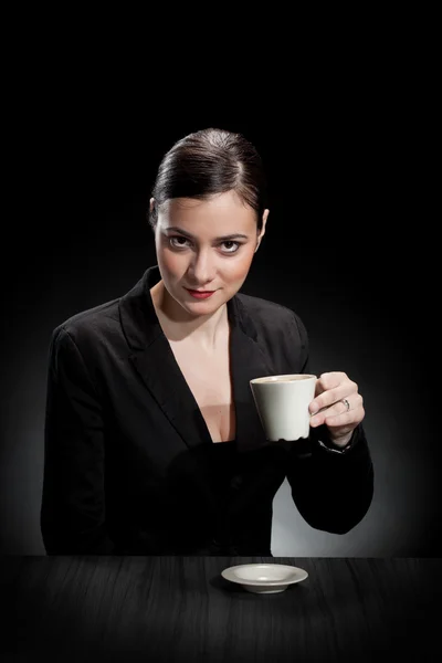 Menina bonita desfrutando de uma xícara de café — Fotografia de Stock