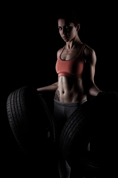 Fitness ragazza con due pneumatici — Foto Stock