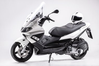 küçük motosiklet kask ile