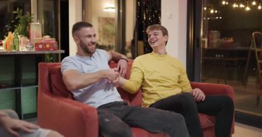 Arkadaşlar bir ev partisinde birlikte güler ve doğum gününün tadını çıkarırlar. Mutlular ve eğleniyorlar..