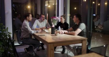 Arkadaşlar bir akşam yemeği partisinde kadeh kaldırıyor. Modern bir evde yemek ve içeceklerle arkadaşlığı ve birlikteliği kutluyoruz..