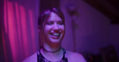 Arkadaşlar birlikte dans eder ve bir ev partisinde eğlenirler. Kızlar müziği seviyor ve arkadaşlıklarını kutluyorlar..