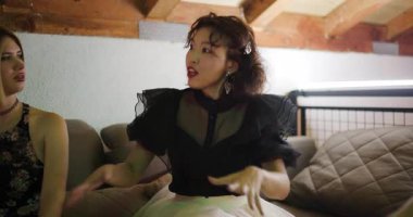 Arkadaşlar gece boyu eğlenmek, içmek ve sohbet etmek için odunlarla kaplı tavan arasında toplanırlar. Kahkaha ve bağ kalıcı anılar yaratır.