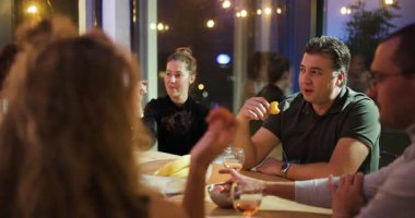 Arkadaşlar bir masanın etrafında toplanır, sohbet, içki ve atıştırmalıkların keyfini çıkarırlar..