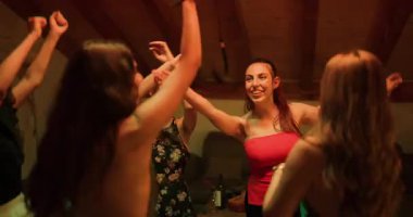 Arkadaşlar birlikte dans eder ve bir ev partisinde eğlenirler. Kızlar müziği sever ve kutlarlar..