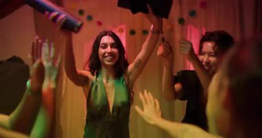 Dört genç kadın mezuniyeti bir ev partisinde dans ederek kutluyor. Mutlular, heyecanlılar ve başarılarının tadını çıkarıyorlar..