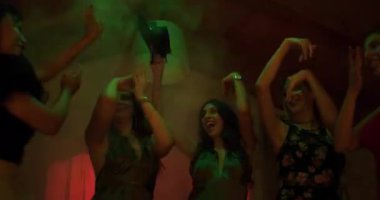 Beş genç kadın mezuniyetlerini renkli ışıklar ve dumanlı bir odada kutluyor. Mezuniyet şapkası tutuyorlar, dans ediyorlar, sohbet ediyorlar, gülüyorlar, mezuniyet partisinin enerjisini yakalıyorlar..