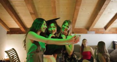 Arkadaşlar mezuniyeti kutluyor, selfie çekiyor ve partiden sonra eğleniyorlar. Mezuniyet kutlaması, anılar ve arkadaşlık..