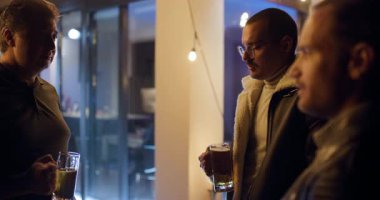 Üç arkadaş gece bir açık hava barında içki içip sohbet etmekten zevk alır. Kadehlerini kaldırarak dostluklarını kutluyorlar..