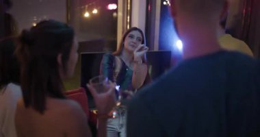 Arkadaşlar bir doğum günü partisinde toplanır, içkilerin, müziğin ve loş ışıklı ışıkların ve telli ışıkların olduğu loş bir odada dans etmenin tadını çıkarırlar..