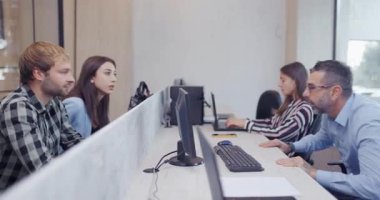 Turizm acentesinde seyahat planlarını konuştuktan sonra birkaç kişi seyahat acentesiyle tokalaştı..