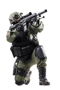 Taktik teçhizat giymiş ve elinde tüfekle beyaz bir arkaplanda tasvir edilmiş, hassas, stratejik ve kolluk kuvvetleri veya askeri operasyonlar alanını temsil eden bir asker..