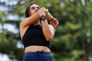 Doğal ortamda aktif olarak dışarı doğru esnemeye odaklanmış bireyler, fitness, refah ve rahatlamayı teşvik eder. Sağlıklı bir yaşam tarzını sürdürmek için hazırlık ve adanmışlık anı.