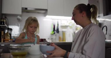 Bir anne ve kız mutfakta birlikte güzel vakit geçirir, yemek pişirir ve kalıcı anılar yaratırlar..