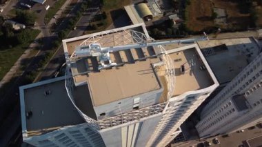 Modern yapım aşamasındaki bir binanın tepesindeki vinç görüntüsü. Vinç çatıda hareket ediyor..