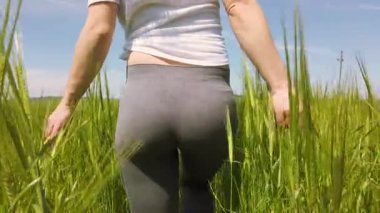 Parlak güneş tepemizde parlarken canlı bir çayırda huzurlu bir yürüyüş yap. Hafif esintiyi ve yemyeşil otları hisset, dışarıda keyif almak için rahatlatıcı bir atmosfer yarat..