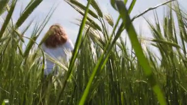 Canlı otlarla çevrili yemyeşil bir çayırda yürümek doğayla bir huzur ve bağ hissi yaratır. Bu gezintide huzur verici sesler ve manzaranın tadını çıkarın..