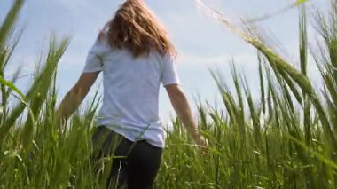 Berrak mavi bir gökyüzünün altında uzun otlarla dolu yemyeşil bir çayırda huzurlu bir yürüyüş yaşayın. Doğa çevresi, bir sükunet hissi ve dış dünyaya bir bağlantı getiriyor..