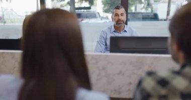 Seyahat acentası müşterilerine seyahat planlarında yardım ediyor..