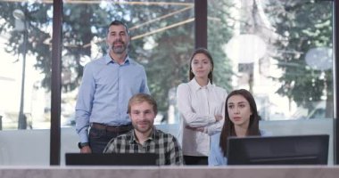 Dört kişilik bir iş ekibi ofislerinde son zamanlardaki başarı ve başarılarını kutluyor. Eğlenceleri ve takım çalışmaları çok açık..