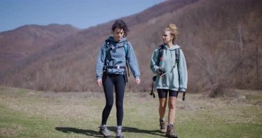 Sırt çantalı iki genç kadın dağ yolunda yürüyüş yapıyor. Açık havayı ve havayı seviyorlar. Huzur ve sessizliğin tadını çıkararak yürüyüp tartışıyorlar..