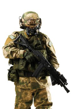 Gelişmiş silah ve taktik teçhizatla donatılmış kamuflaj üniforması giymiş profesyonel bir asker. Beyaz arka planda izole edilmiş modern savaş teçhizatı ve hazırlık