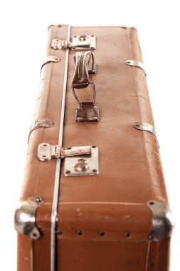 Bu eski deri bavulda sağlam bir kulp ve metal aksanlar var. Geçmişten gelen yolculukların özünü yansıtan seyahat ve macera zamanlarını temsil eder..