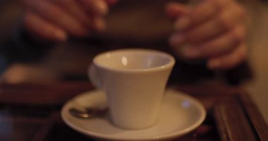 Elleriniz nazikçe bir kahve fincanını tutarak, sıcak ve rahat bir ortam yakalayın. Rahatlık, huzur ve rahatlama temaları için ideal.