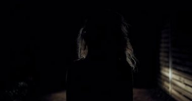 Loş bir yolda yürürken, karanlığın ortasında bir siluet beliriyor. Işığın parlaması çevreyi gözler önüne seriyor. Karanlık çöktüğünde ürkütücü ama büyüleyici bir atmosfer yaratıyor..