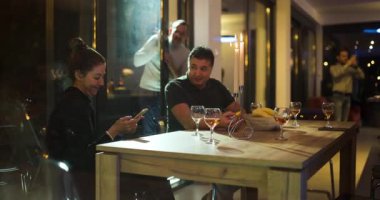 Arkadaşlar ve aile, modern bir evde akşam yemeği için toplanır. Sohbetten, içkiden ve birbirlerine eşlik etmekten hoşlanırlar..