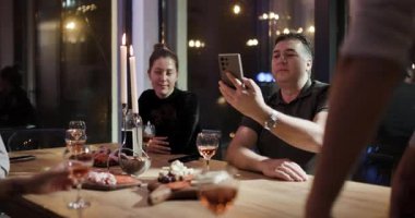 Arkadaşlar ve aile akşam yemeği için toplanır. Konuşuyorlar, yiyorlar ve şarap içiyorlar..