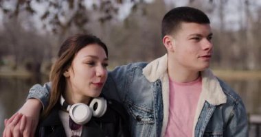 Genç bir çift parkta birlikte yürür, birbirlerine eşlik ederler ve güzel havanın tadını çıkarırlar. Gölün kıyısındaki yolda yürürler, sohbet ederler ve mutlu bir an yaşarlar..