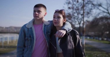 Güneşli bir günde genç bir çift parkta geziniyor. Sevecen, mutlu ve birbirlerine eşlik etmekten hoşlanıyorlar..