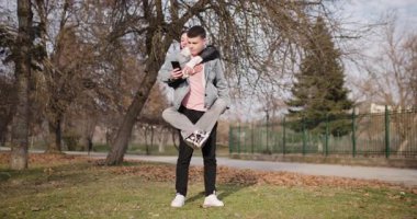 Genç bir çift selfie çeker ve parkta eğlenceli bir gün geçirir. Gülüyorlar, sarılıyorlar ve anılar yaratıyorlar..