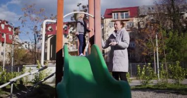 Güneşli bir günde bir anne ve kız çocuk parkında birlikte oynuyorlar. Çocuk kaydırağa tırmanıyor ve annesiyle etkileşime giriyor..