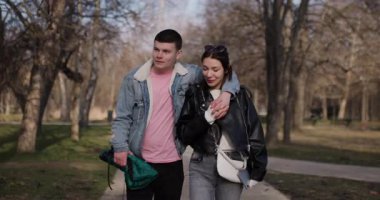 Genç bir çift güzel, güneşli bir günde parkta birlikte vakit geçirir. Mutlular ve aşıklar..