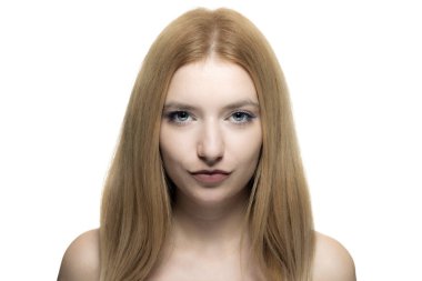 Yakından çekilen güzel portre, büyüleyici mavi gözleri ve beyaz arka planda uzun sarı saçları olan genç bir kadını gösteriyor..